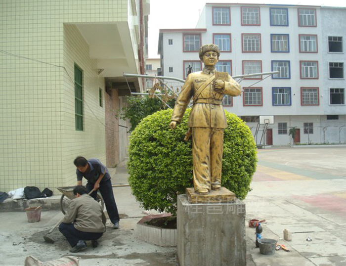 广西上林县民族实验学校所做的雷锋像