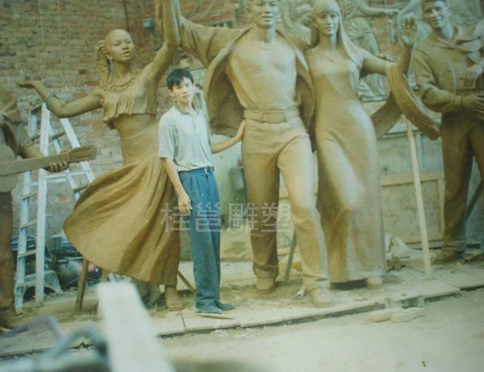 北海本厂为广州市外语学院所做的五洲青年雕塑泥稿