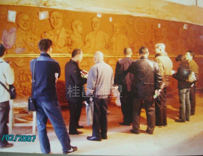 崇左广州广雅中学邻导到本厂看为该校所雕塑泥稿