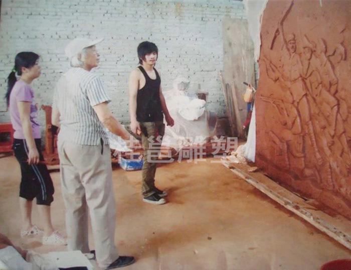 河池本厂艺术顾问广州美术学院曹崇恩教授到我厂指导雕塑